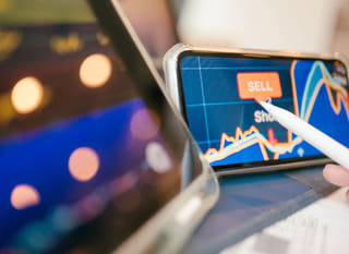 Professionnel des marchés multiples examinant Bitcoin, Ethereum et les contrats de change